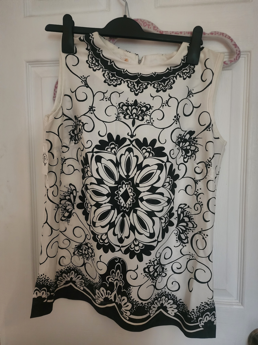 Women's Sleeveless Black & White Printed Tank Top